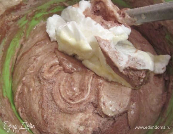 Добавить остальные белки , все аккуратно перемешать движениями снизу вверх, добавить пару капель ванильного экстракта. Должна получится пышная шоколадная масса.