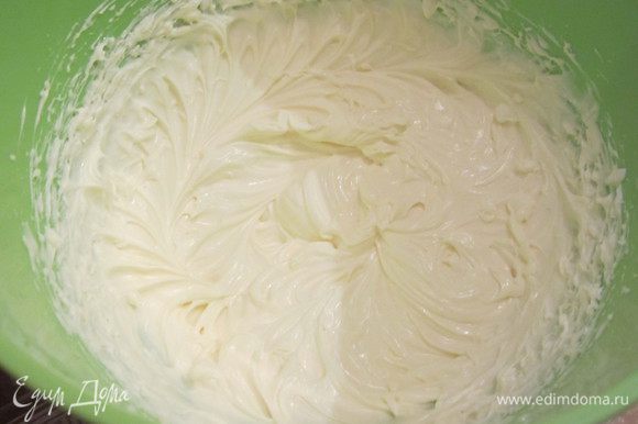Приготовить крем. Взбить маскарпоне,постепенно добавляя сгущенное молоко, добавить несколько капель ванильного экстракта, перемешать.