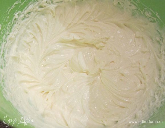 Приготовить крем. Взбить маскарпоне,постепенно добавляя сгущенное молоко, добавить несколько капель ванильного экстракта, перемешать.