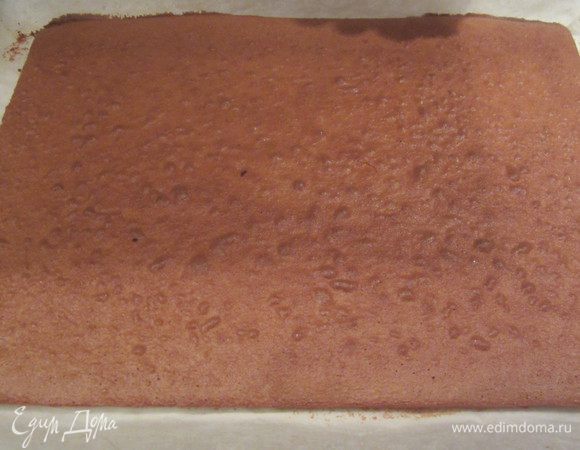 Достать готовый бисквит,он должен пружинить при нажатии пальцем. Выровнять ножиком бока. Остудить.