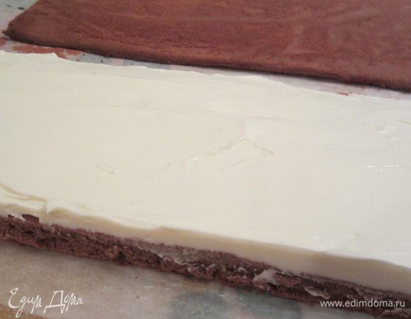 Намазать толстым слоем один корж кремом.