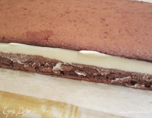 Другим закрыть. Поставить в холодильник на 1 час. Затем достать и порезать на квадратики. Приятного аппетита!