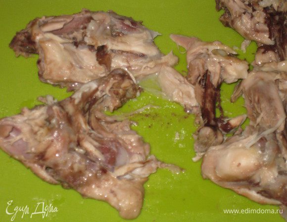 Отварите мясо, я в этот раз готовила с курицей, хотя чаще всего делаю именно с говядиной, так как просто так ее не очень люблю, а в этом блюде она выглядит чудесно. Курицу затем немного остудите и отделите мясо от костей.