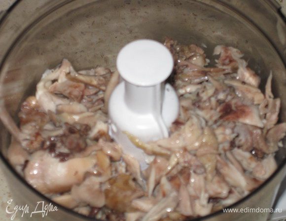 Мясо измельчить по максимуму.