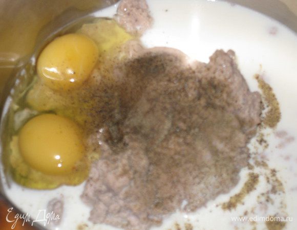 Добавьте все остальные ингредиенты (кроме сыра) и тщательно перемешайте.