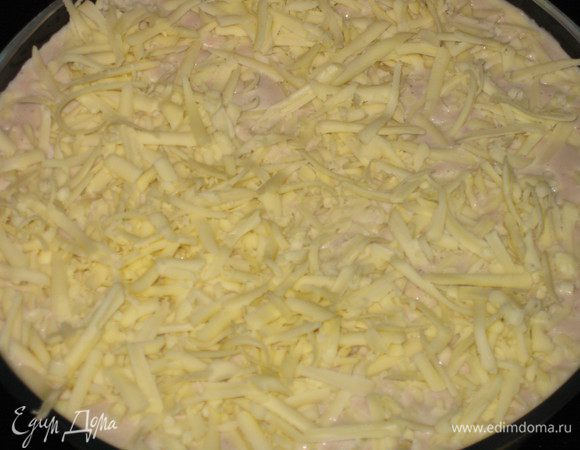 Смажьте емкость для выпекания сливочным маслом и переложите туда полученную смесь. Я — фанат сырной корочки и всегда сверху посыпаю натертым на крупной терке сыром, но это совсем необязательно. На вкус самого блюда она особо не влияет, а придает лишь более эстетичный вид.