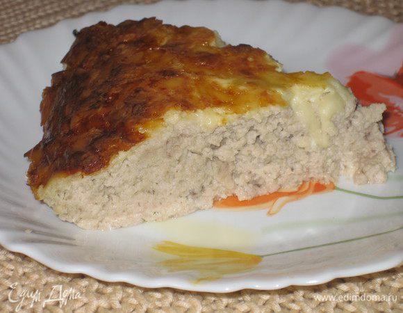 Запекайте в духовке при температуре 180°C где-то 45–50 минут до готовности (проверьте сухой зубочисткой). Дайте немного постоять и отдохнуть блюду. У меня в этот раз на это времени не было. Нарежьте порционно и подавайте всем желающим! Приятного аппетита!<br />
P.S. Можно готовить и просто на молоке, сливки придают блюду прочность и однородность.