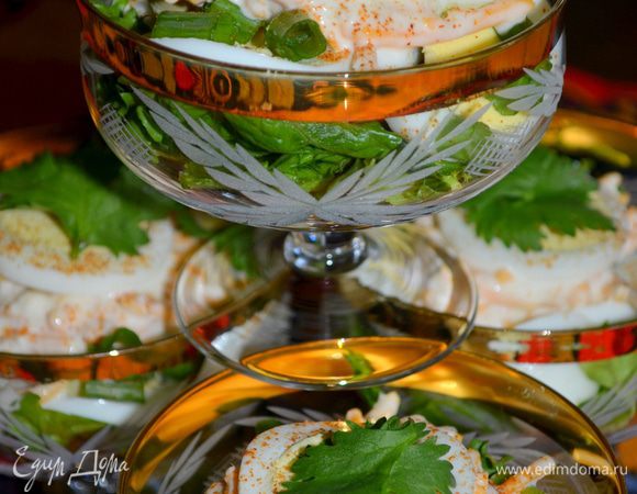 Яйца почистить и покрошить или колечками порезать.Сыр натереть на крупной терке.