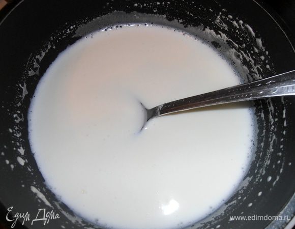 Нагреваем на среднем огне молоко с сахаром и ванилью, но не до кипения.