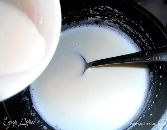 Как только молоко хорошо прогреется-вливаем в него перемешанный крахмал, продолжая мешать на огне молоко.