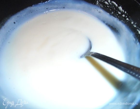 Как только начнет густеть - убавляем огонь и быстро мешаем, чтобы не было комочков!
