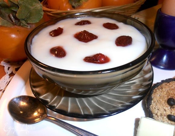 Я открыла баночку варенья из мелкой клубники и решила украсить киселек так...