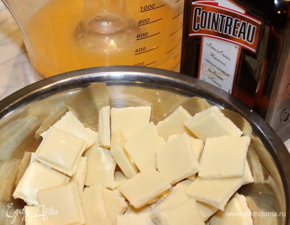 Шоколад поломать, натереть цедру апельсина и отжать апельсиновый сок