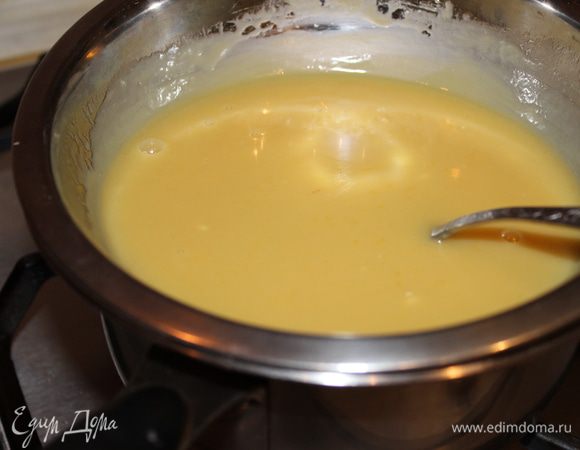 Растопить на водяной бане шоколад с добавлением ликера и апельсинового сока... позже добавить мед. Очень важно выбрать качественный шоколад, который при плавлении не превращается в хлопья, а образует однородную сливочную гладкую массу... кроме этого от шоколада зависит вкус мороженого