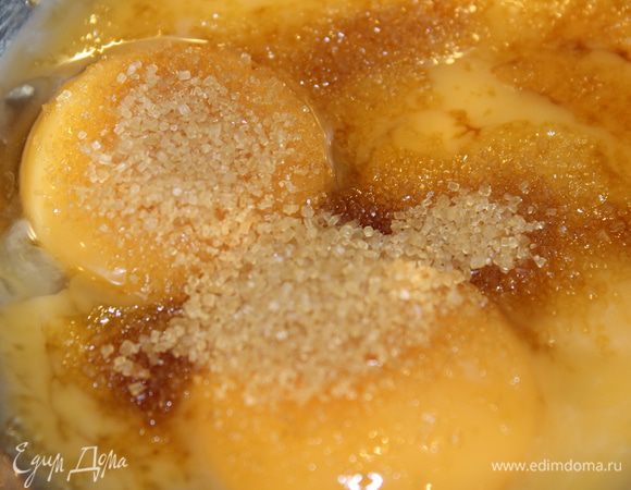 Отделить белки от желтков... Желтки взбить с 1 ст.л. сахара (пока не посветлеют). Влить осторожно в желтки растопленный горячий шоколад, интенсивно помешивая или взбивая миксером, чтобы желтки не свернулись... остудить