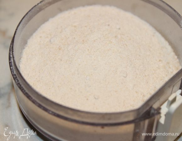 1 ст.л. коричневого сахара помолоть (можно использовать кофемолку).