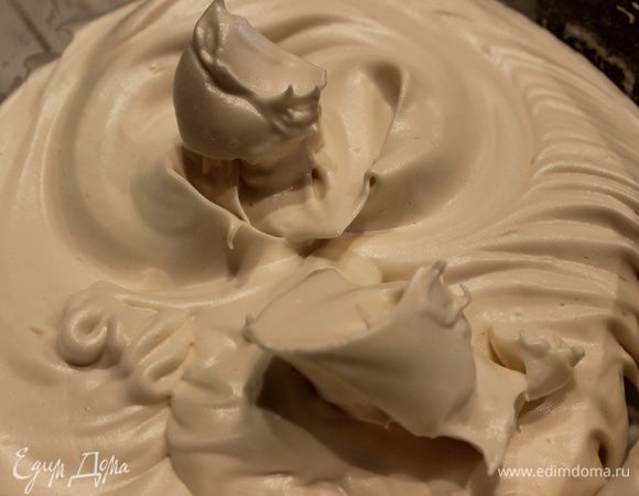 Белки взбить миксером с молотым сахаром до устойчивых пик (не забудьте перед этим промыть венчик от остатков желтка и высушить его).