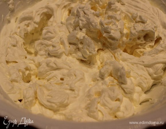 Сливки взбить в устойчивую пену (объем должен увеличиться раза в три).
