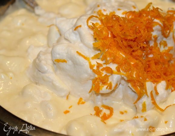 В яично-шоколадную массу добавить сливки, белки и цедру апельсина...все аккуратно перемешать ложкой, но не взбивать. Масса должна получиться однородной и воздушной.