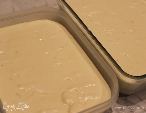 Полученную массу вылить в форму, накрыть крышкой и поставить в морозильную камеру... выдержать часа 4-5 (лучше ночь).