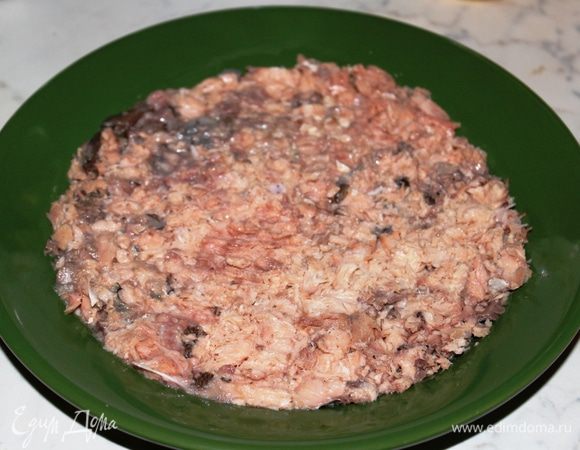 Лосося выложить на блюдо и размять вилкой.