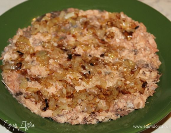 Лук мелко нарезать и обжарить в небольшом количестве растительного масла. Выложить на рыбу.