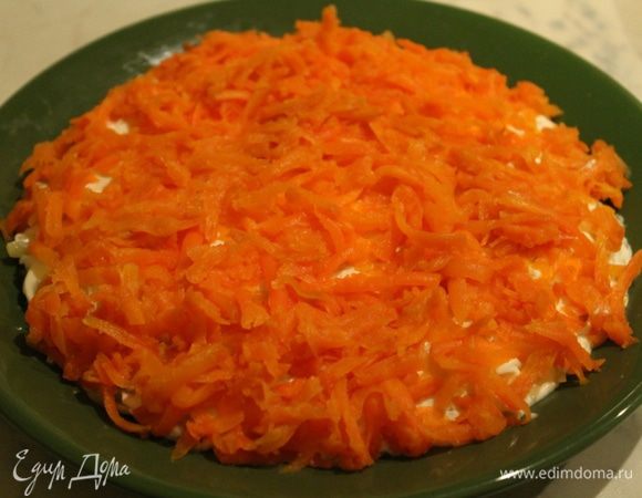Следующий слой — отварная морковь, натертая на крупной терке.