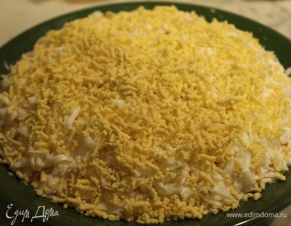 Завершающий слой — желток. Можно натереть на мелкой терке. Я пропускаю через пресс для чеснока.