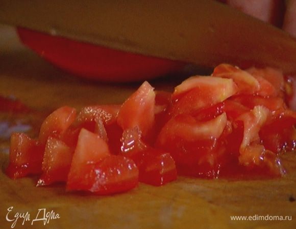 Помидор и перец чили мелко порезать.