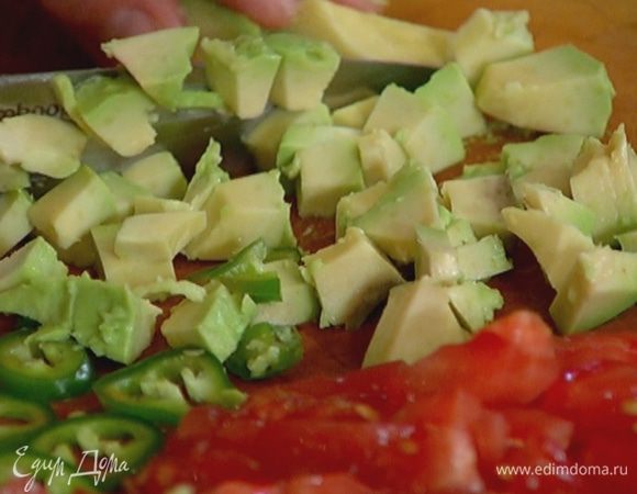 Авокадо почистить и, удалив косточку, мелко нарезать мякоть.