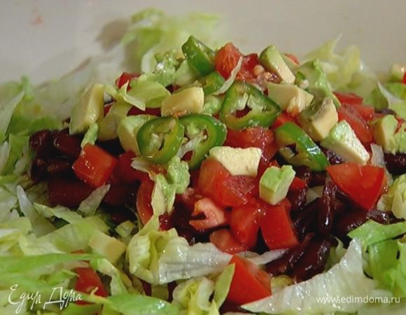 На большую тарелку выложить слоями половину всего салата, фасоли, помидоров, авокадо и чили, затем оставшийся салат, фасоль, помидоры, авокадо и чили.