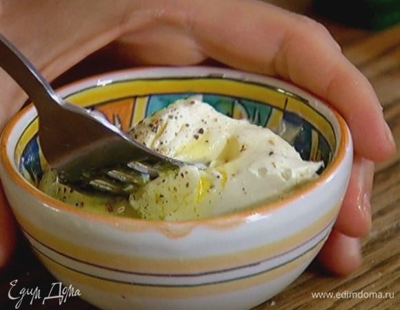 Приготовить заправку: соединить сметану, сок лайма, оливковое масло, перец и соль, перемешать.