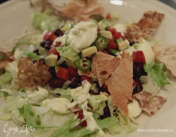 Заправить салат и украсить чипсами из лаваша.