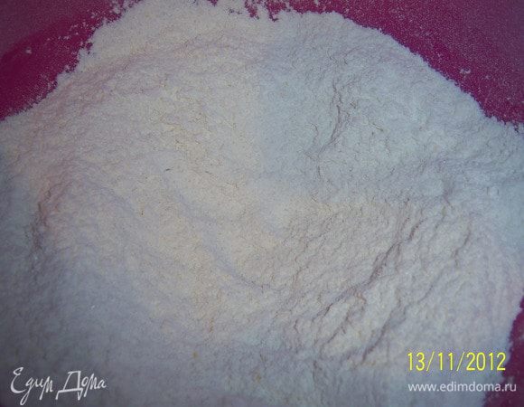 Просейте муку и разрыхлитель в миску.  Добавьте сахар, перемешайте.