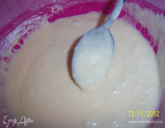 Добавьте масляную смесь в мучную и замесите тесто.