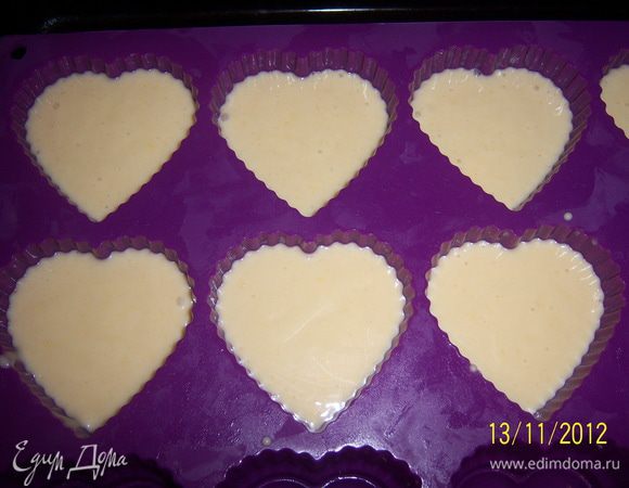 Разогреть духовку до 200 г, приготовить формочки для выпечки (смазать маслом). Заполните формы жидким тестом на 2/3, выпекайте булочки 15-20 минут.