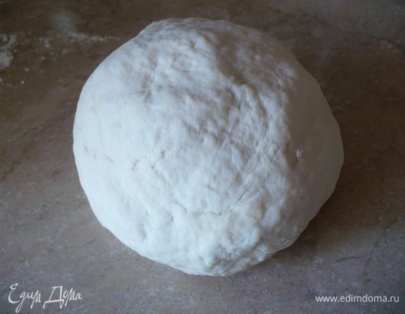 Муку просеять. В теплой воде растворить соль и сахар.
В воду  добавить половину мук и перемешать. 
Затем добавить 4 ст/л растительного масло. Снова перемешать.
Затем добавить остальные 300 гр муки и вымесить тесто. 
