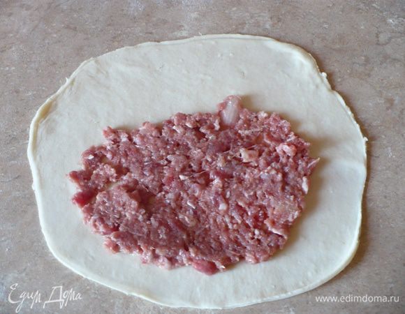 Тесто поместить в пленку или пакет и оставить на столе на час. 
У меня оно получилось мягкое, не сильно тугое. Его легко было вымешивать и раскатывать. 
