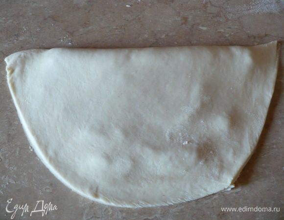 В миске на стенках остается немного муки. Ее уже не стала вмешивать в тесто, и так уже было подходящее. 