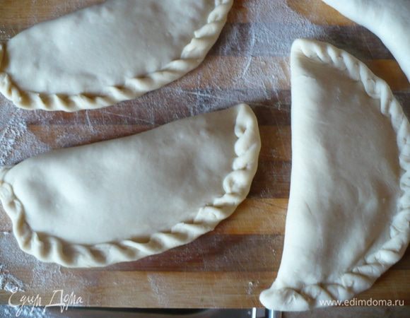 Совсем-совсем немного прилипало к рукам, не оставляя следов. 
Раскатывала тонко. Выкладывала фарш приминая ложечкой
