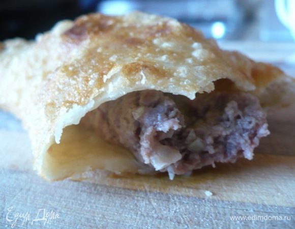 Итак, сок не вытекает, ни один чебурек в процессе обжаривания не лопнул. 
Отличные  вышли. Я довольна.
