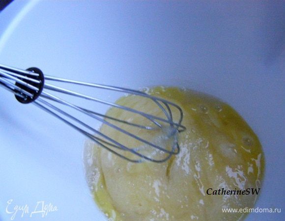 Яйца венчиком слегка взбейте с сахаром.