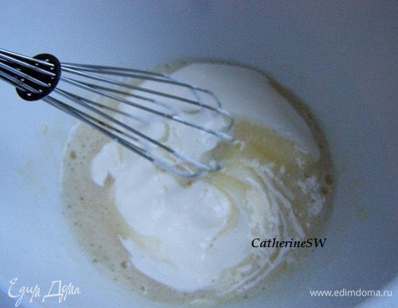 Добавьте сметану, перемешайте.