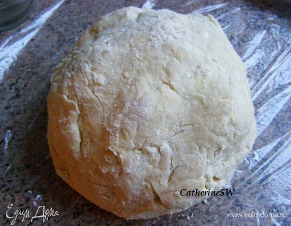 Быстро замесите тесто. Заверните в пленку, уберите в холодильник минимум на 30 минут.