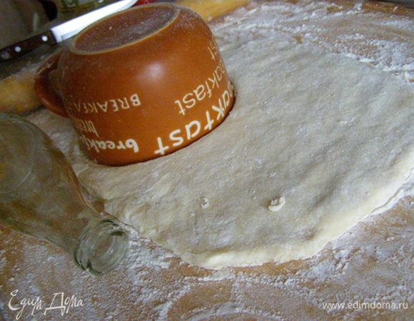 Чтобы коржики сделать того самого размера, я взяла большую кружку, а для отверстия в центре использовала горлышко бутылки из-под соуса.