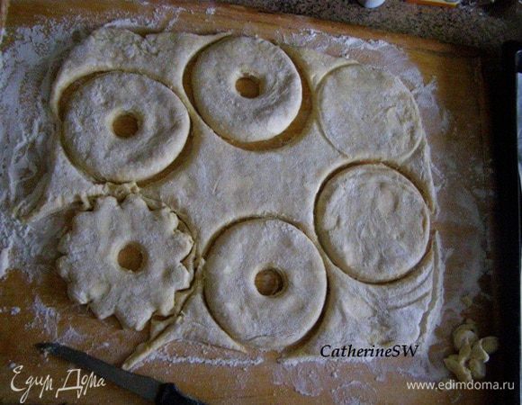 Тесто раскатайте в пласт примерно 0,5 см толщиной. Вырежьте кружкой коржики, с помощью острого ножа сделайте волнистый край.