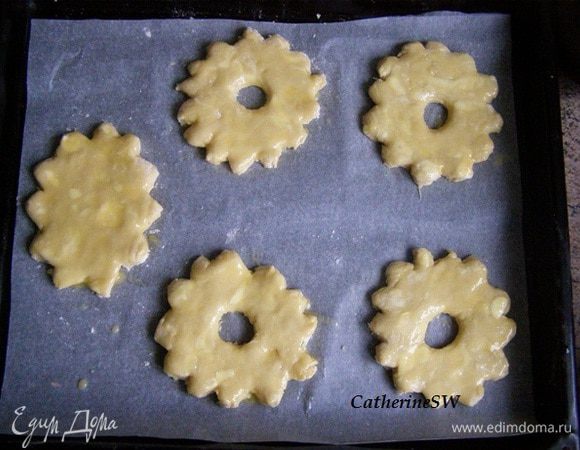 Противень застелите пекарской бумагой (раньше это была калька). Желток смешайте с маслом. Этой смесью смажьте коржики.