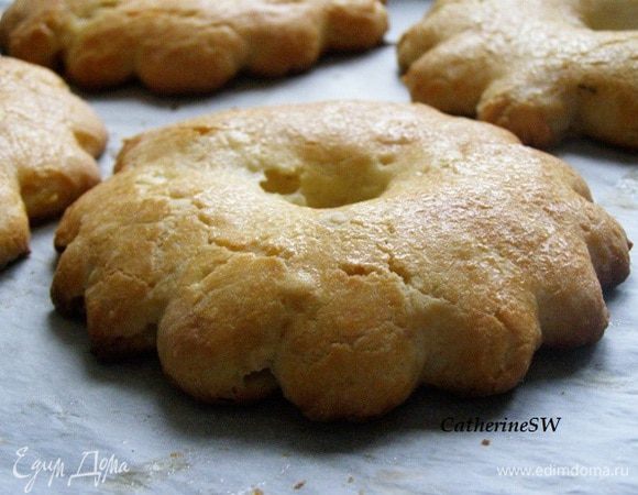 Поставьте противень в разогретую до 220°C духовку. Выпекайте до золотистой корочки около 15 минут.