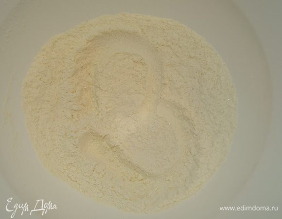 В большой миске соединить муку, соль и сахар.