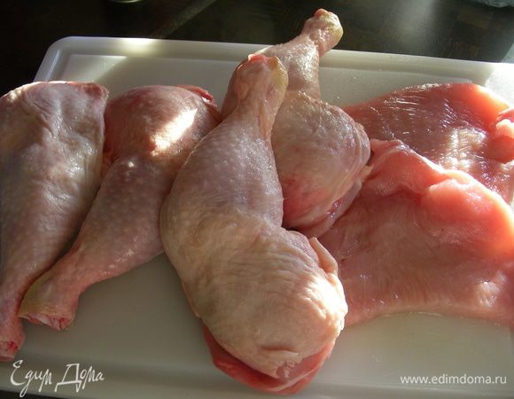 (Можно брать любые части мяса по Вашему вкусу). Вот такое у меня было мясо: 4 куриные ножки и 2 грудки индейки.
